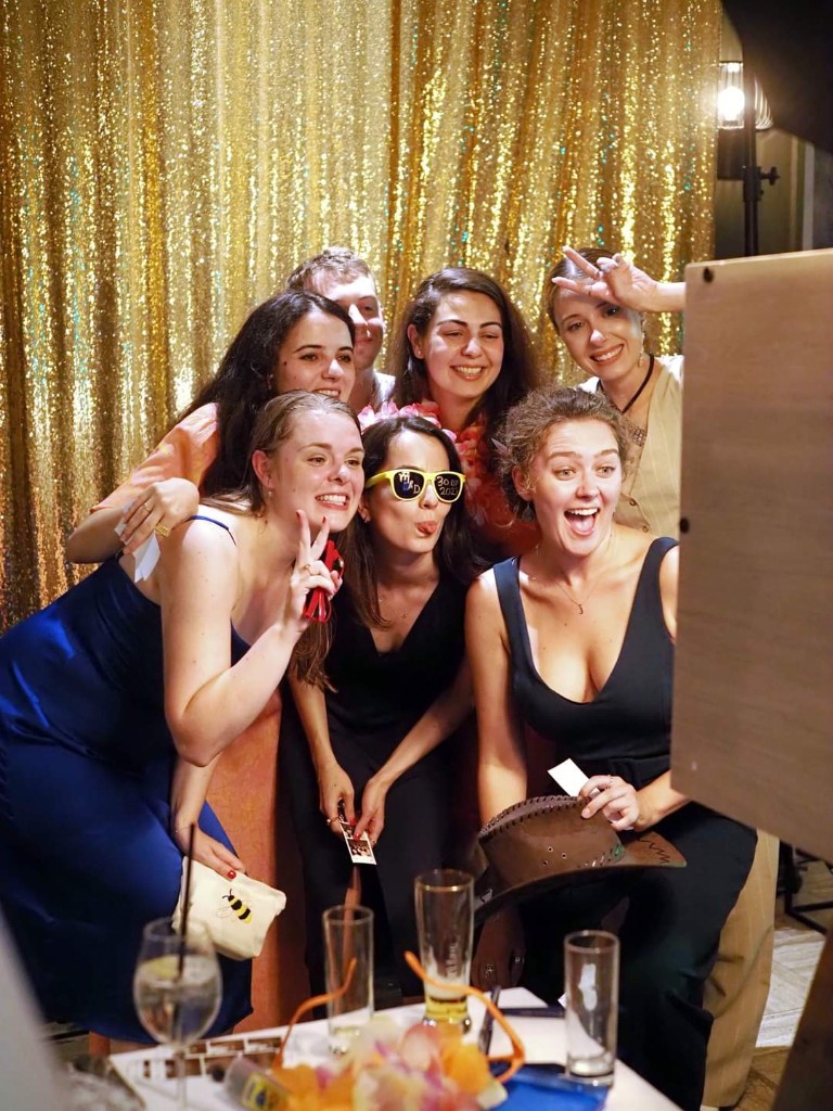 Gehuurde photobooth groep op feest